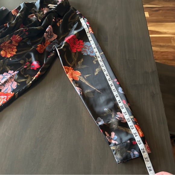 Urban Outfitters Black Floral Button Down Shirt M - Picture 13 of 13